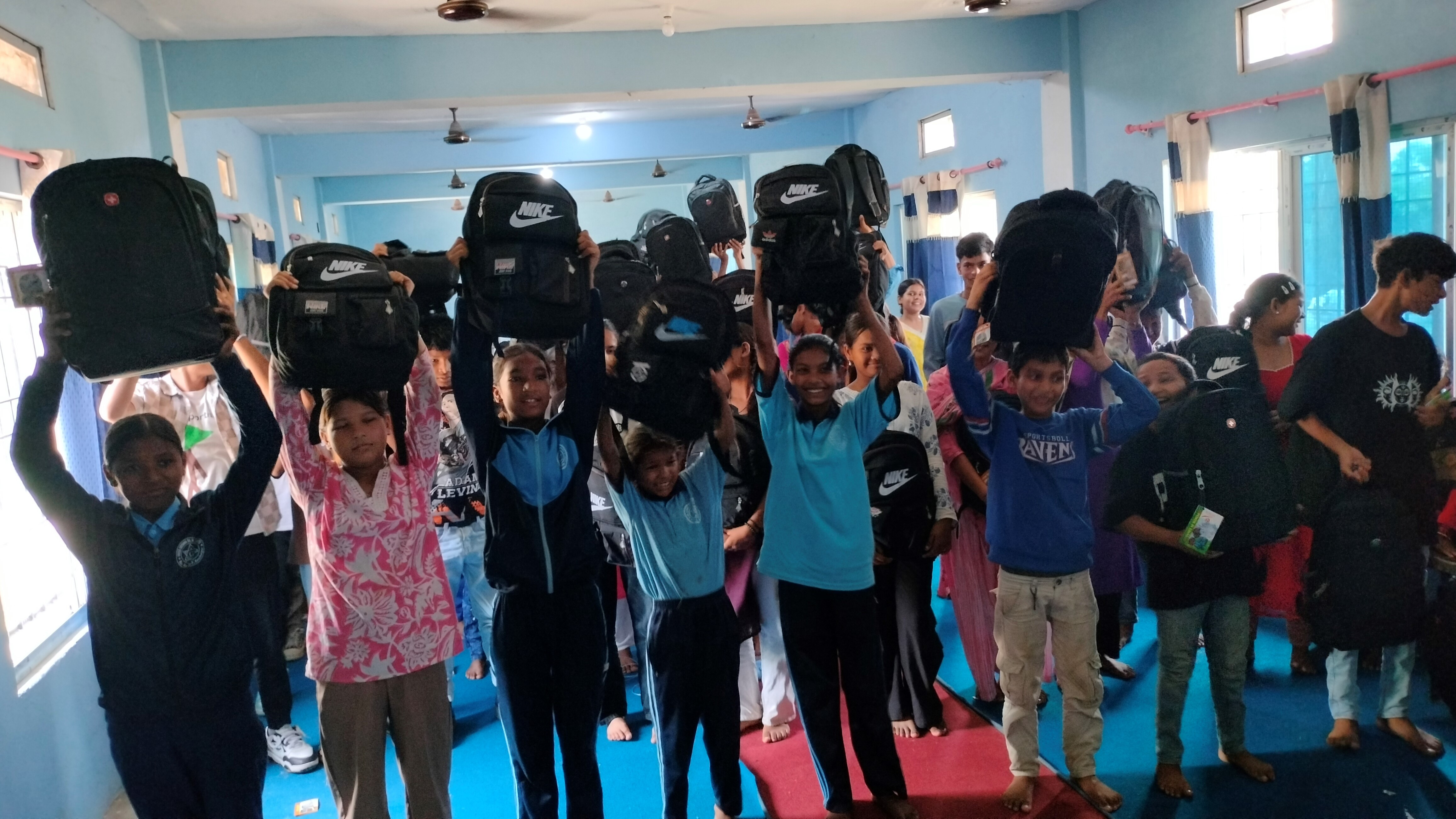 शुक्लाफाँटामा अतिविपन्न दलित बालबालिकालाई झोला, पोसाक र कापी सहयोग Image