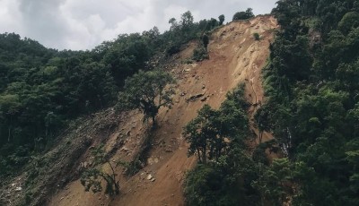 सिन्धुपाल्चोकको  सुख्खा पहिरोले  इन्द्रावती नदीको बहाव रोकियो Image