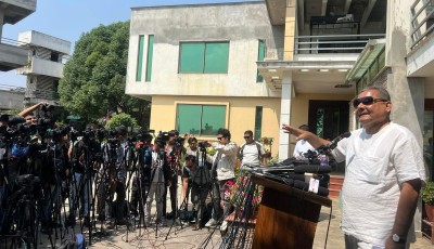 दुर्गा प्रसाईंले पत्रकार सम्मेलन गर्दै Image
