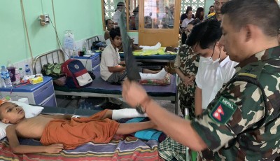 नेपाली सेनाले मेडिकल क्याम्पमार्फत म्यानमार भूकम्पका घाइतेहरूको उपचार गर्दै Image
