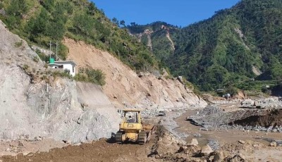 JICA's technical team examines disaster-hit BP Highway Image