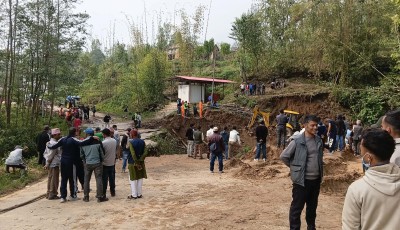 बाढीले पुल बगाएपछि २३ घण्टापछि बल्ल खुल्यो सडक