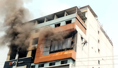 सेन्टर प्लाजामा आगलागी, उद्धारका लागि हेलिकोप्टर पठाइयो Image
