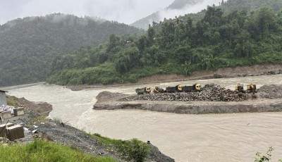 त्रिशूली नदीमा बाढीले एउटा टिपर बगायो, चालक र कामदार सुरक्षित Image