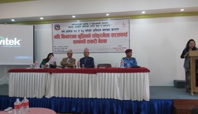 बाढीपहिरोले नदी किनारामा थुपारेको फोहर सफा गर्दै ललितपुर महानगर Image