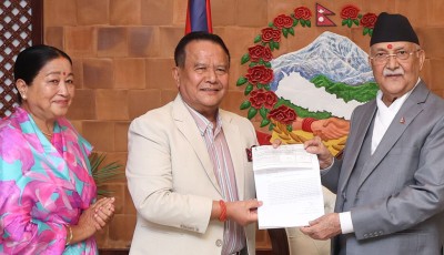 भाटभटेनीका अध्यक्ष मीनबहादुर गुरुङ द्वारा बाढी पीडितका लागि १ करोड ११ लाख सहयोग Image