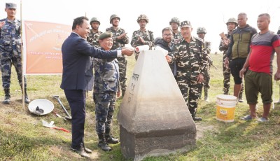 प्रधानमन्त्रीको गृहजिल्ला झापामा नेपाल–भारत सीमास्तम्भ मर्मत गरिँदै Image