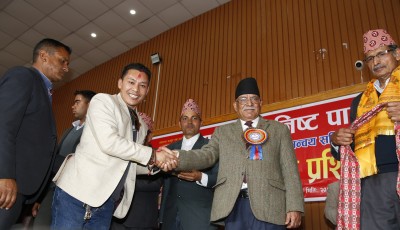 अध्यक्ष प्रचण्डद्वारा पार्टी प्रवेश गर्नेहरुलाई स्वागत Image