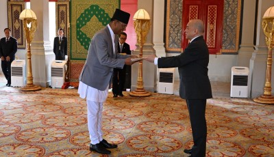 Ambassador Oli presents letter of credence to Cambodia's King Image