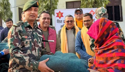 शीतलहरको कष्टमा महोत्तरीका दलित बस्तीलाई सेनाको राहत Image