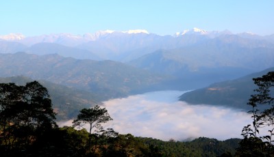 कुहिराेले ढाकेकाे अरुण उपत्यका Image