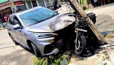 कोहलपुरमा कार र मोटरसाइकल ठोक्किँदा आगलागी