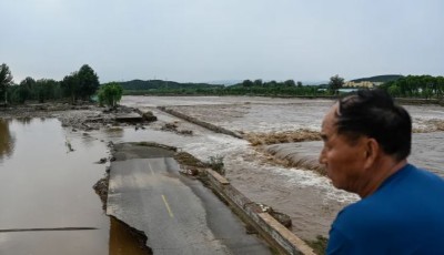 बेइजिङमा भिषण बाढीमा परी ३० को मृत्यु, ८० हजारलाई अन्यत्र सारियो Image