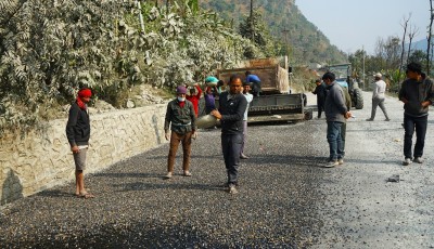 बेनी–दरवाङ सडकः रणवाङ–दरवाङ खण्डमा कालोपत्र सुरू Image