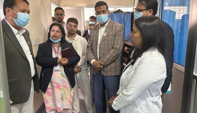 भक्तपुर अस्पतालमा मन्त्री र सचिवको निरीक्षण, लापरवाही कर्मचारीलाई चेतावनी Image