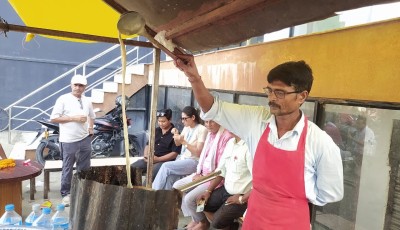 लालबन्दीका ‘भान्जा’: चिया बेचेरै मासिक एक लाख कमाउँदै Image