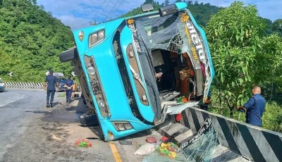 सुदूरपश्चिम-काठमाडौं बस दुर्घटना: १७ यात्रु घाइते, ५ को अवस्था गम्भीर Image