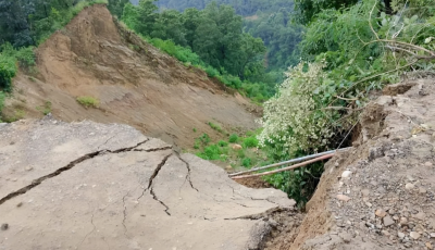 सोम्बुङडाँडामा सुक्खा पहिरो, कोशी राजमार्ग अवरुद्ध Image