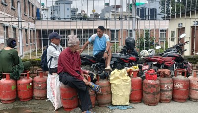 ठिमीमा सिलिन्डर बोकेर लाइनमा बसे उपभोक्ता