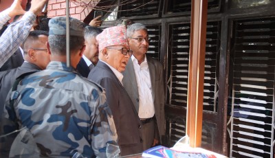 गृहमन्त्रीद्वारा नेकपा एसको कार्यालय निरीक्षण Image