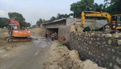 कालिया खोलामा पुल र आसपास सडक कालोपत्र नहुँदा समस्या Image
