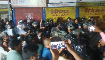 अनशन बसेका केदार कार्कीका समर्थक र प्रहरीबीच झडप Image