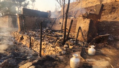 खोटाङमा सामुदायिक वनको डढेलो गाउँ पस्दा सात घर र विद्यालय जलेर नष्ट Image