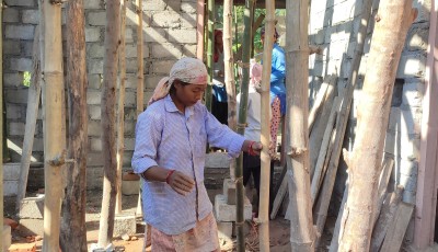 कञ्चनपुरकी पार्वती डगौरा मजदुरबाट मिस्त्रीसम्म, घर निर्माणको ठेक्का लिएर आत्मनिर्भर बन्दै Image