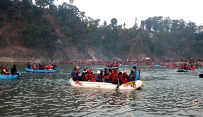 भक्तजनको घुइँचोले भरियो वेणीघाट Image