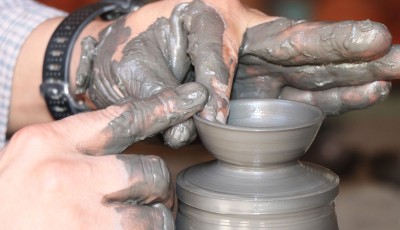 माटोको भाँडा बनाउँदै (तस्विरहरु) Image