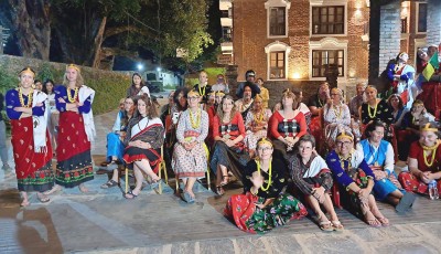 नेपाली वेशभूषामा विदेशी पर्यटक Image