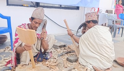 प्रदर्शनीमा हस्तकला सामग्री बनाउँदै राउटे Image