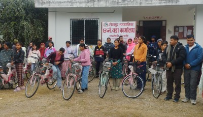 टीकापुरमा विपन्न छात्रालाई साइकल वितरण Image