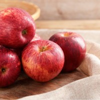 How to Remove Wax and Chemicals from Apples Naturally Image