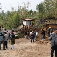 बाढीले पुल बगाएपछि २३ घण्टापछि बल्ल खुल्यो सडक Image