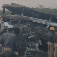 बस र लरी (ट्रक) ठोक्किँदा कम्तीमा ११ जनाको मृत्यु Image