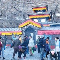चिसो घटेसँगै मुक्तिनाथ मन्दिरमा भक्तजनको घुइँचो Image