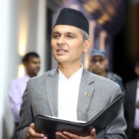 पूर्वऊर्जामन्त्री खड्कामाथि गृहमन्त्रीको प्रहार: भाग्ने अवस्था नसकेपछि नेपालमै छु भन्दै देखा परे Image
