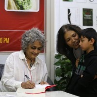 विश्वप्रसिद्ध भारतीय लेखिका अरुन्धति रोय काठमाडौँमा Image