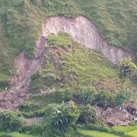 बाजुरामा पहिरोले आधा दर्जन घरमा क्षति, गोठमा बाँधिएका गोरु मरे Image