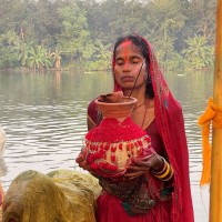 अस्ताउँदो सूर्यलाई अर्घ अर्पण गर्दै आज छठ पर्वको मुख्य दिन मनाइँदै Image