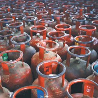 सरकारको 'आधा सिलिन्डर' नीतिविरुद्ध ग्यास व्यवसायीको विद्रोह: सोमबारदेखि पूरा तौलकै ग्यास बेच्ने घोषणा Image