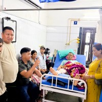 जिप दुर्घटनाका घाइते भेट्न दुर्गाथलीका अध्यक्ष र उपाध्यक्ष नेपालगंजमा, उपचारमा कमी हुन नदिने प्रतिबद्धता Image
