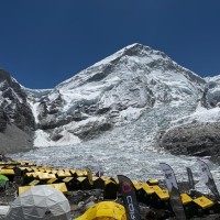 तीव्र हावाले सगरमाथा आरोहण प्रभावित, आरोहीहरू आधार शिविर फर्किंदै Image
