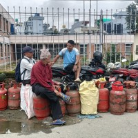 ठिमीमा सिलिन्डर बोकेर लाइनमा बसे उपभोक्ता Image
