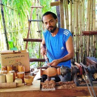 तालिमबिनै युट्युबबाट काठको कला सिकेर व्यवसायी बनेका महरा Image