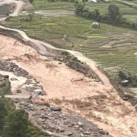पाँचथरको हेवाखोलामा बाढी आउदा मेची राजमार्ग अवरुद्ध Image