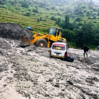 वर्षाका कारण मध्यपहाडी लोकमार्ग ठप्प, सडक खुलाउन लगातारको प्रयास असफल Image