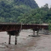 बाढीले गुल्मी-स्याङ्जा जोड्ने मिर्मी पुल बगायो, दुई जिल्लाबीचको यातायात ठप्प Image