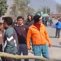 रामेछाप बस दुर्घटनाको छानबिन माग्दै सडक अवरुद्ध Image